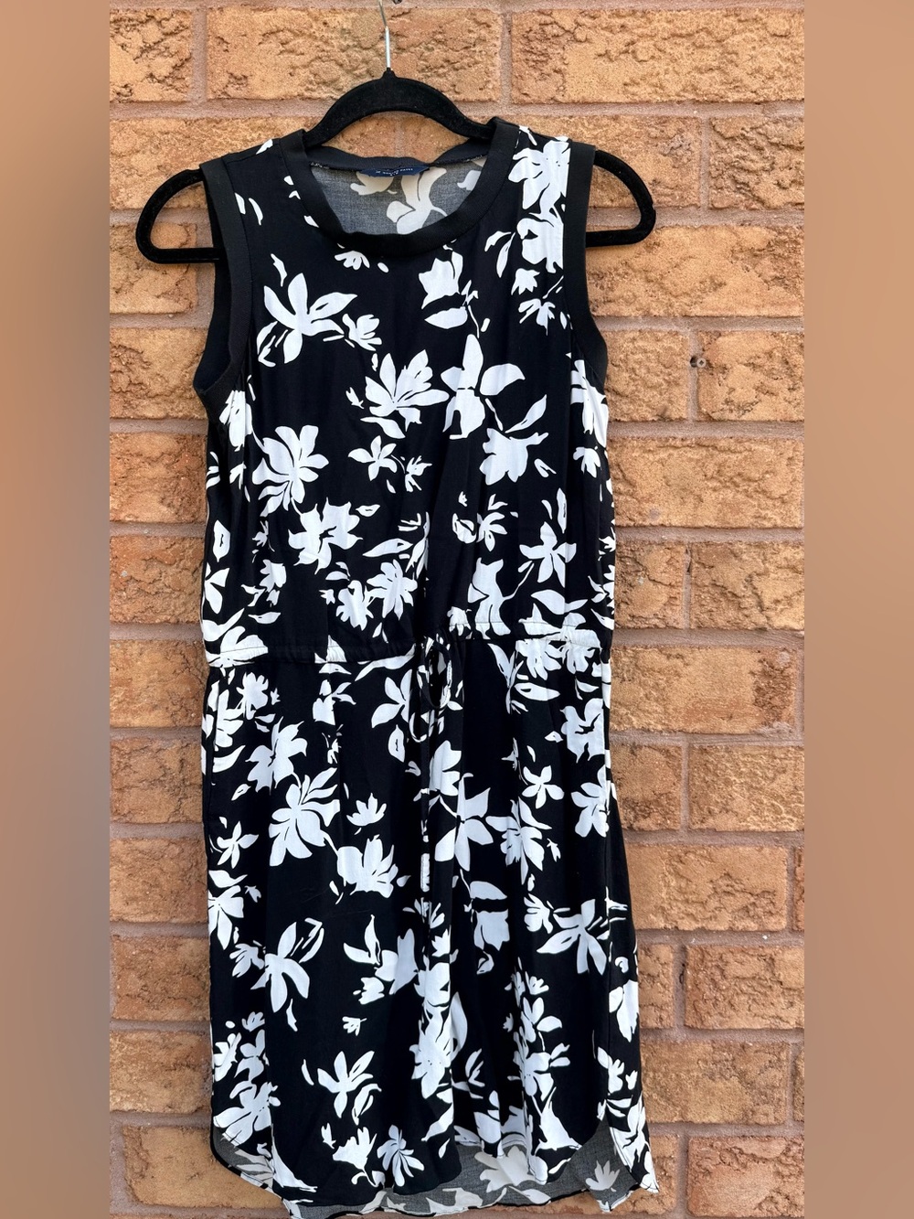 💫4/$25 • Denver Hayes Black & White All Over Floral Print Sleeveless Dress